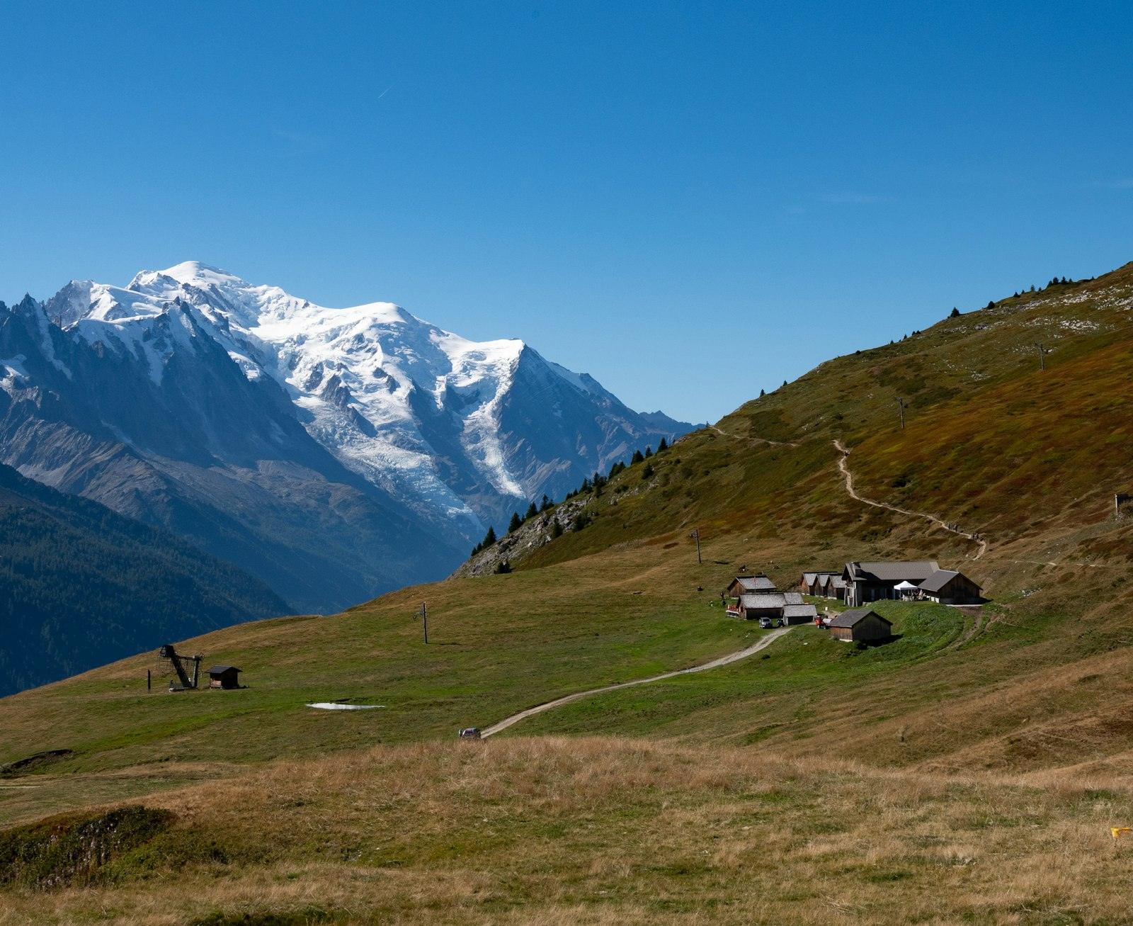 Alpenweide met houten chalets, de Mont Blanc op de achtergrond